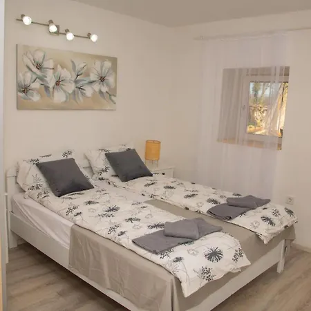House Karaga Nyaraló