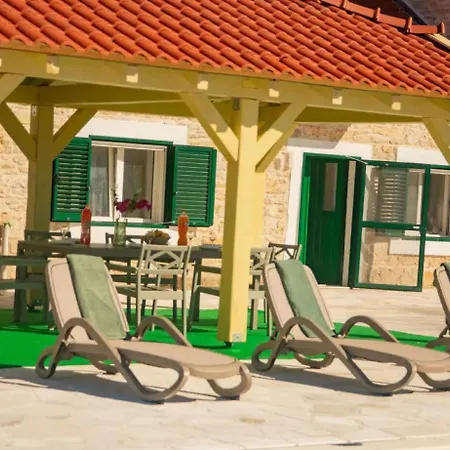 בית נופש House Karaga